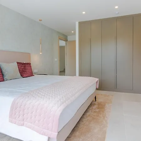 The Perfect Luxury - 5 Bdrm *