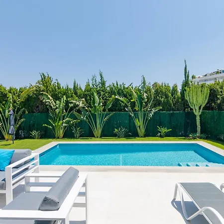 The Perfect Luxury - 5 Bdrm Apartment *