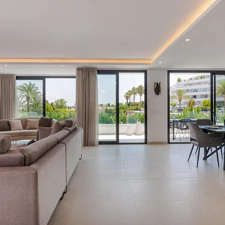 The Perfect Luxury - 5 Bdrm *