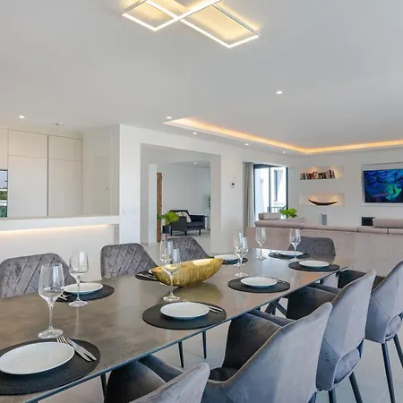 The Perfect Luxury - 5 Bdrm Apartment *