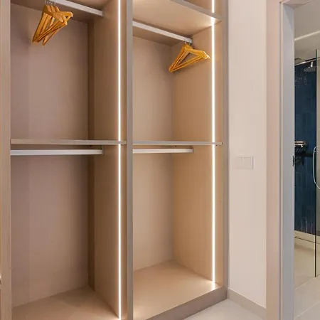 The Perfect Luxury - 5 Bdrm *